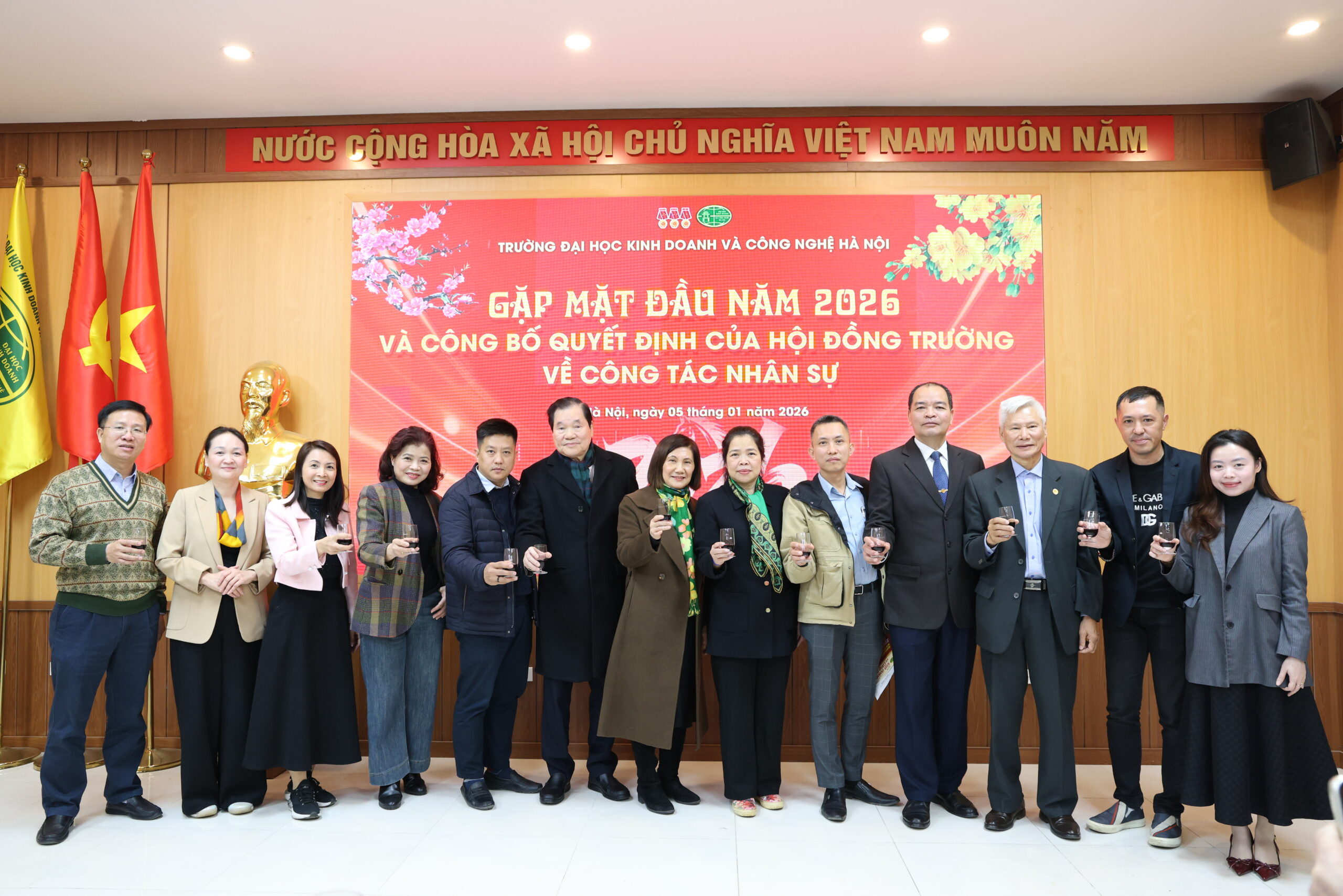 HUBT GẶP MẶT ĐẦU NĂM 2026 VÀ CÔNG BỐ QUYẾT ĐỊNH CỦA HỘI ĐỒNG TRƯỜNG VỀ CÔNG TÁC NHÂN SỰ 5