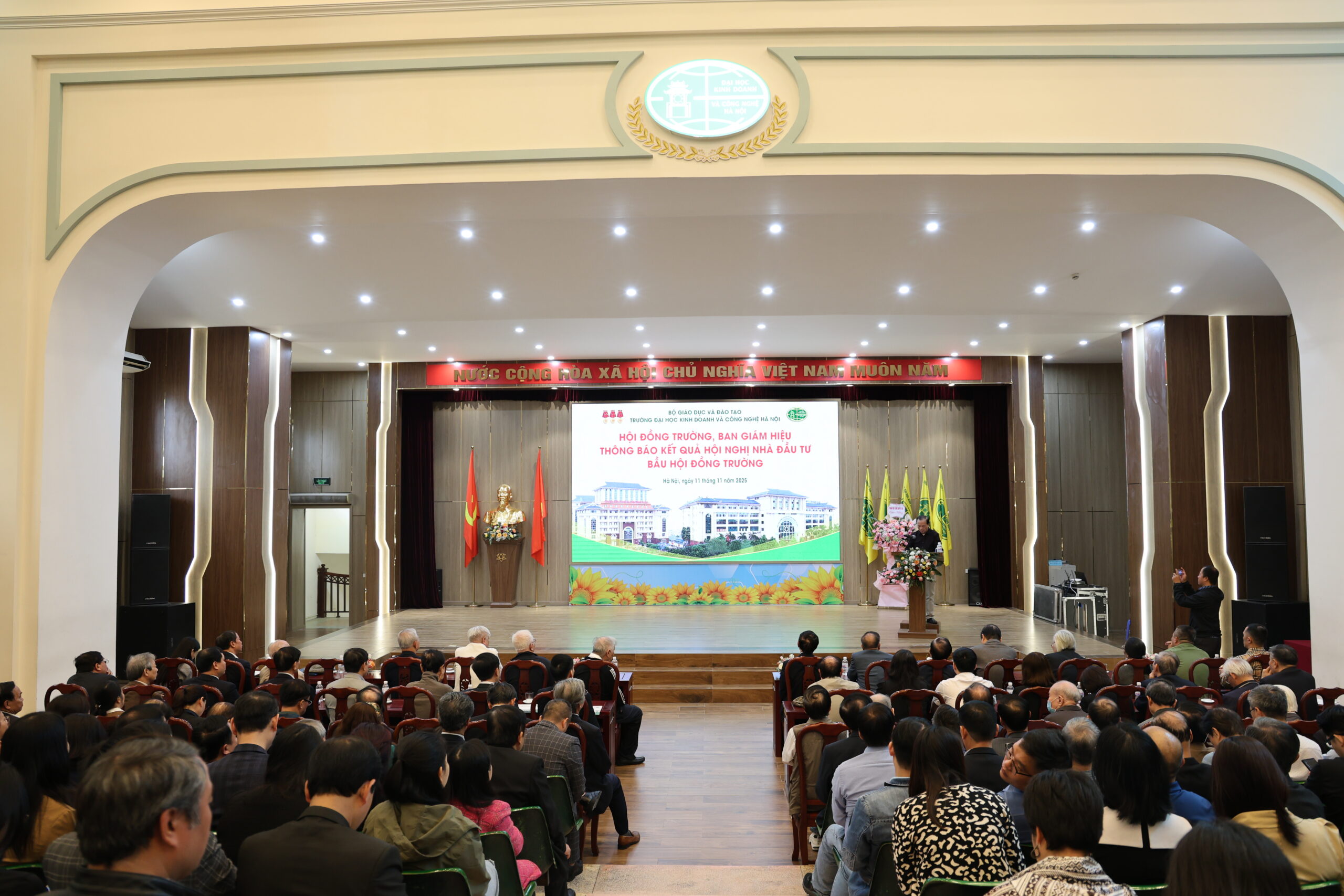 HỘI ĐỒNG TRƯỜNG, BAN GIÁM HIỆU THÔNG BÁO KẾT QUẢ HỘI NGHỊ NHÀ ĐẦU TƯ BẦU HỘI ĐỒNG TRƯỜNG ĐẠI HỌC KINH DOANH VÀ CÔNG NGHỆ HÀ NỘI (Nhiệm kỳ 2025-2030) 2 HỘI ĐỒNG TRƯỜNG, BAN GIÁM HIỆU THÔNG BÁO KẾT QUẢ HỘI NGHỊ NHÀ ĐẦU TƯ BẦU HỘI ĐỒNG TRƯỜNG ĐẠI HỌC KINH DOANH VÀ CÔNG NGHỆ HÀ NỘI (Nhiệm kỳ 2025-2030) 2