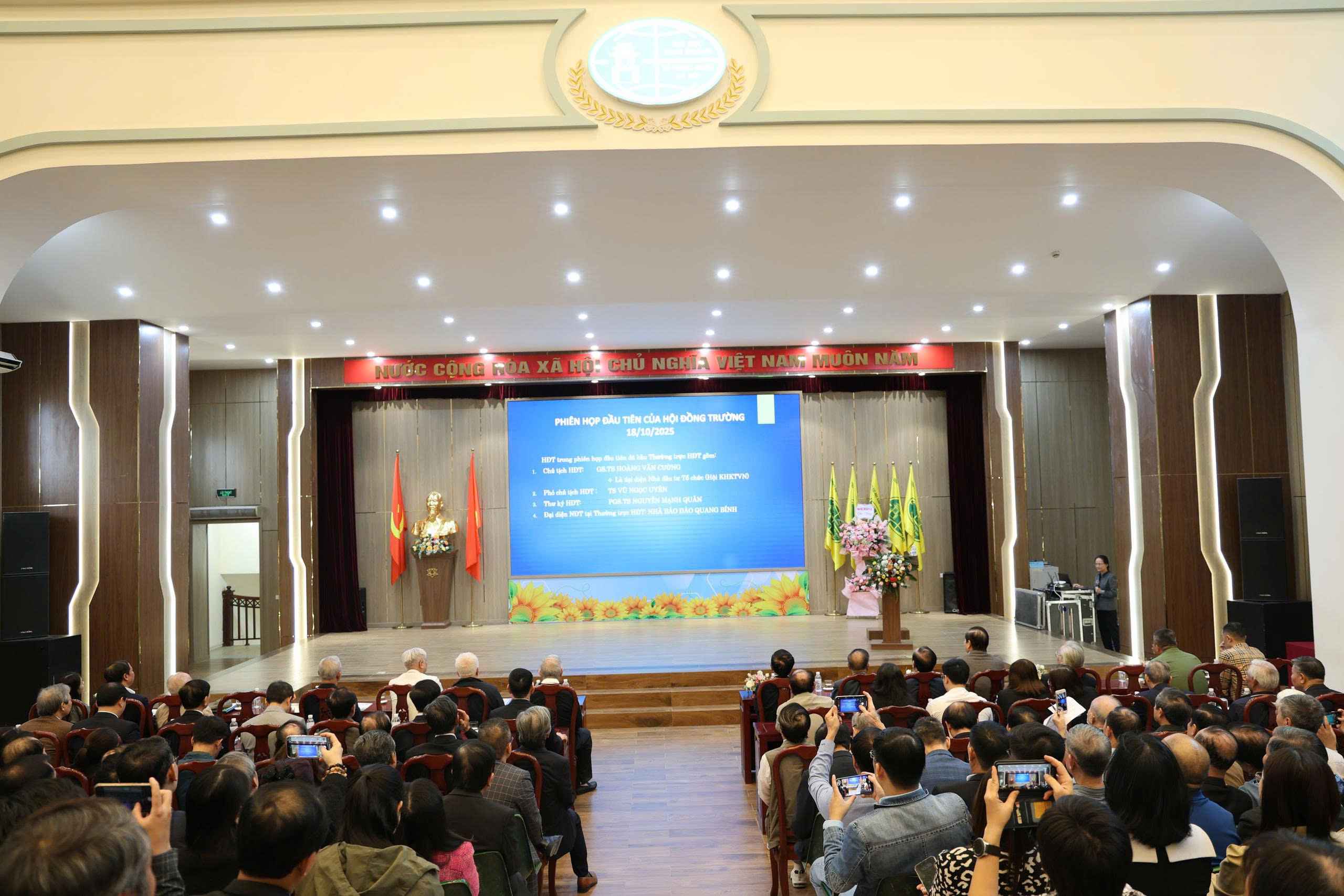 HỘI ĐỒNG TRƯỜNG, BAN GIÁM HIỆU THÔNG BÁO KẾT QUẢ HỘI NGHỊ NHÀ ĐẦU TƯ BẦU HỘI ĐỒNG TRƯỜNG ĐẠI HỌC KINH DOANH VÀ CÔNG NGHỆ HÀ NỘI (Nhiệm kỳ 2025-2030) 3 HỘI ĐỒNG TRƯỜNG, BAN GIÁM HIỆU THÔNG BÁO KẾT QUẢ HỘI NGHỊ NHÀ ĐẦU TƯ BẦU HỘI ĐỒNG TRƯỜNG ĐẠI HỌC KINH DOANH VÀ CÔNG NGHỆ HÀ NỘI (Nhiệm kỳ 2025-2030) 3